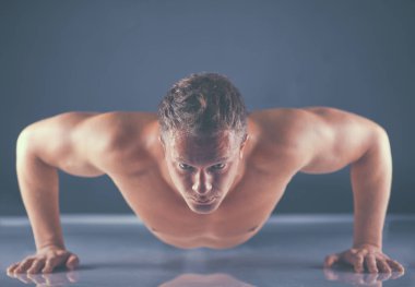 Gönderme yapan fitness erkek ups katta