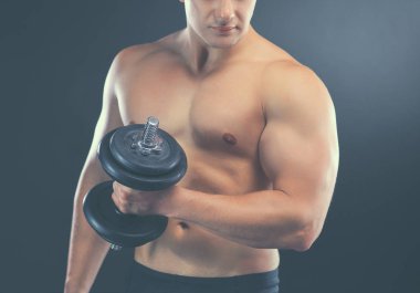 yakışıklı kaslı adam dumbell ile çalışma dışarı