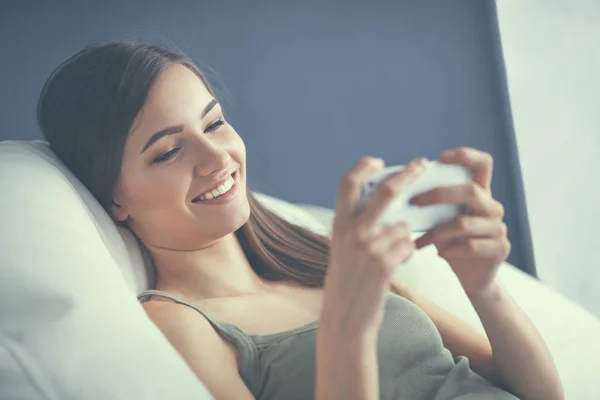 Jolie femme dans son salon couché sur le canapé envoyer désordre — Photo