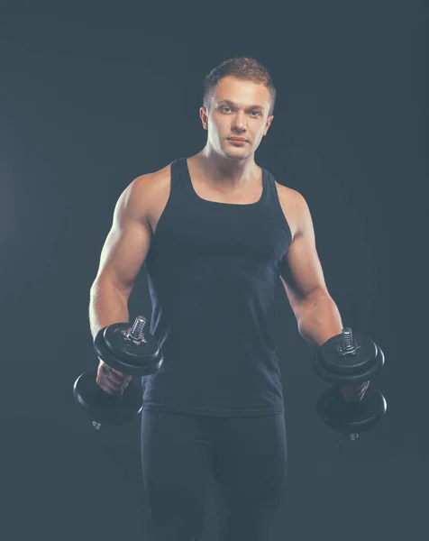 Bonito homem musculoso trabalhando com halteres — Fotografia de Stock