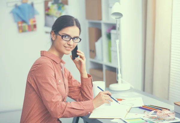 Jonge modeontwerper werkt in studio. — Stockfoto