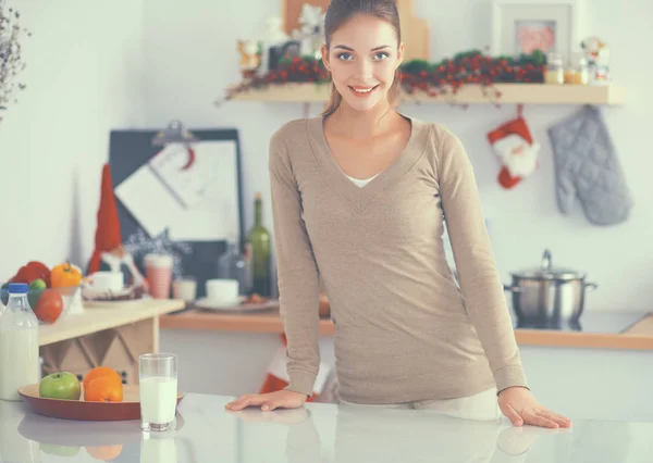 Mujer atractiva sonriente desayunando en el interior de la cocina —  Fotos de Stock