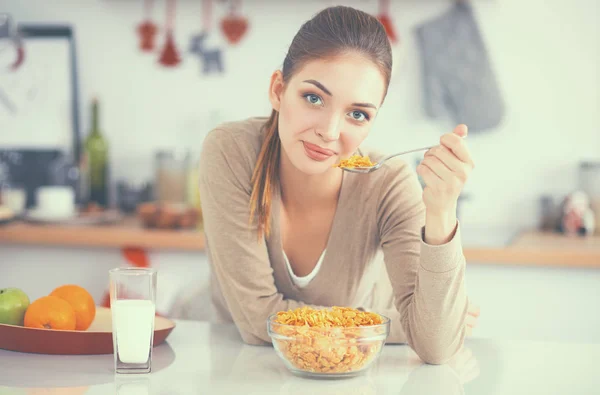Gülümseyen çekici kadın mutfağın içinde kahvaltı yapıyor. — Stok fotoğraf