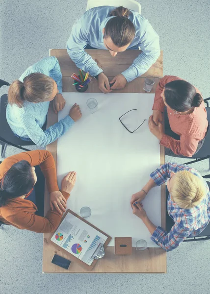 Gente de negocios sentada y discutiendo en la reunión, en la oficina — Foto de Stock