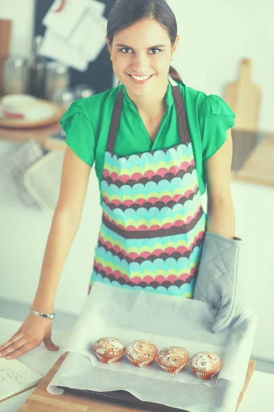 Femme fait des gâteaux dans la cuisine — Photo