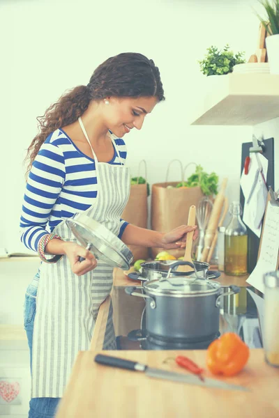 Žena, aby zdravé potraviny stojící usmívající se v kuchyni — Stock fotografie