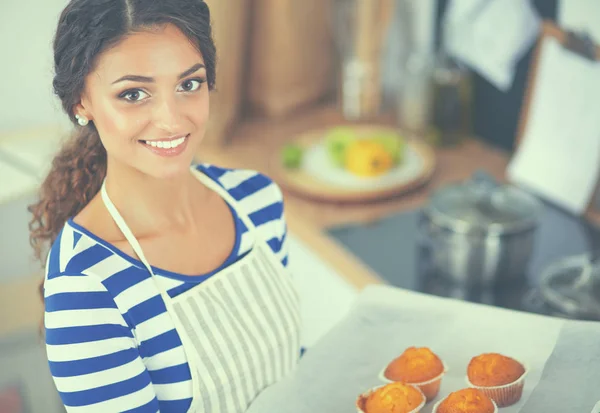 Mujer está haciendo pasteles en la cocina — Foto de Stock