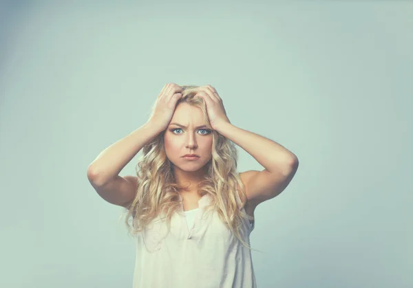 Junge emotionale Frau, isoliert auf grauem Hintergrund — Stockfoto