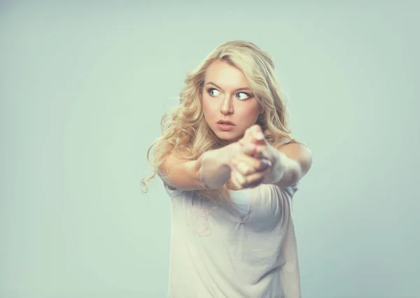 Junge emotionale Frau, isoliert auf grauem Hintergrund — Stockfoto