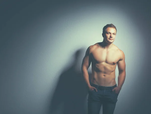 Hombre joven muscular sano. aislados sobre fondo negro — Stockfoto