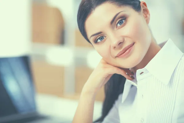 Empresária atraente sentada na mesa no escritório — Fotografia de Stock