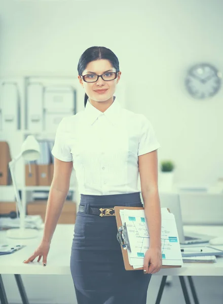 Portret van een jonge vrouw die op kantoor werkt — Stockfoto