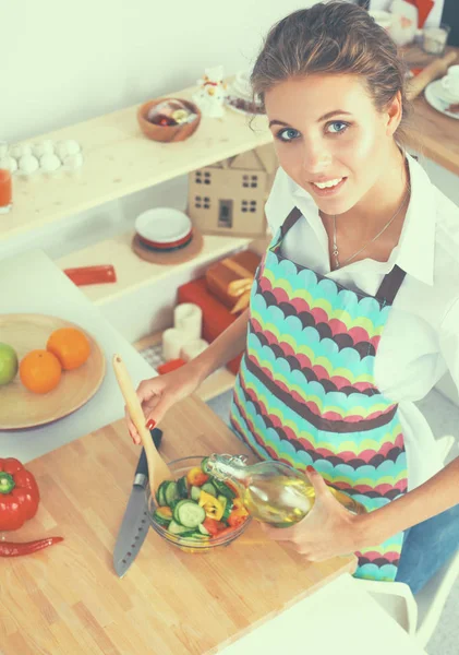 Mutfakta Sebze Kesen Genç Kadın — Stok fotoğraf