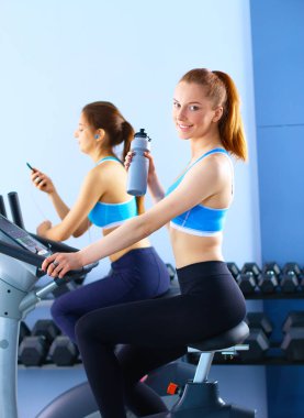 Bir grup insan üzerinde eğitmenler egzersiz jimnastik salonu