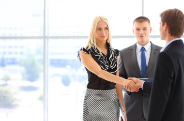 Ofiste toplantı sonrasında el sıkışan iş adamları