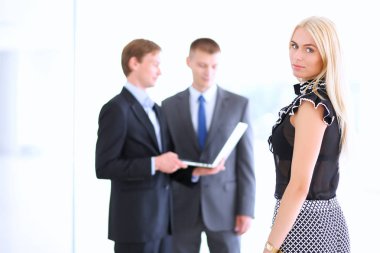 İş kadını ofiste ön planda duran