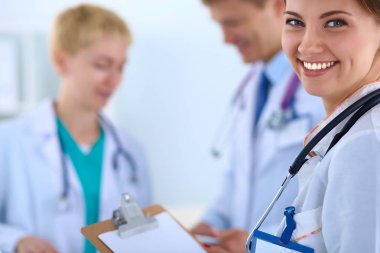 Tıp grubunun önünde çekici bir kadın doktor.