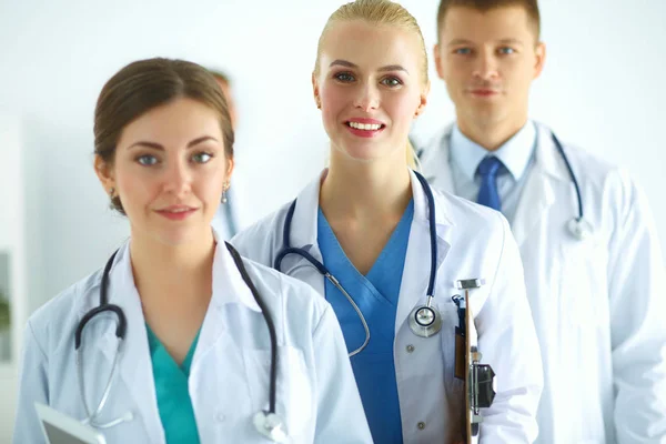 Attractive female doctor in front of medical group — Stock Photo, Image