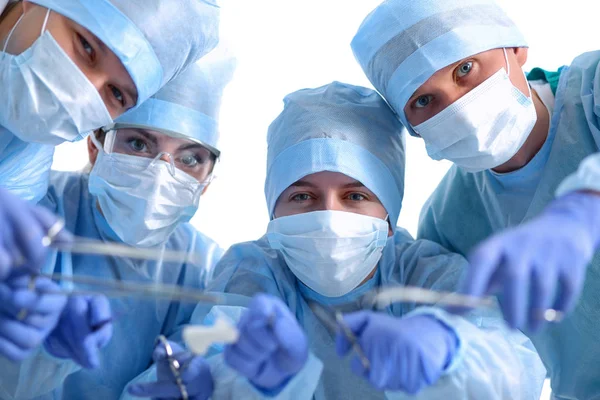 Equipe de cirurgia jovem na sala de cirurgia — Fotografia de Stock