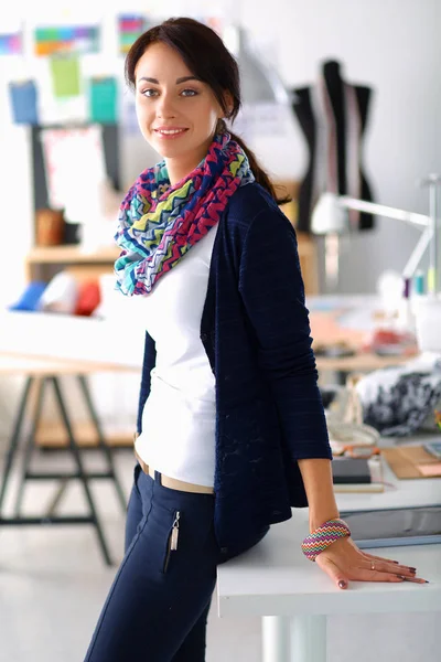 Hermosa diseñadora de moda de pie en el estudio —  Fotos de Stock