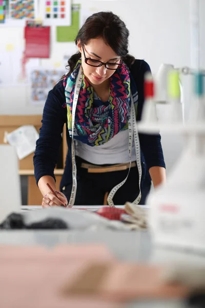 Dressmaker vrouw ontwerpen van kleding patroon op papier — Stockfoto