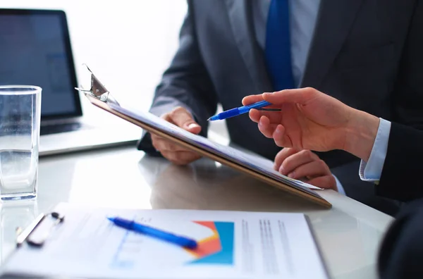 Empresários sentados na mesa no escritório — Fotografia de Stock