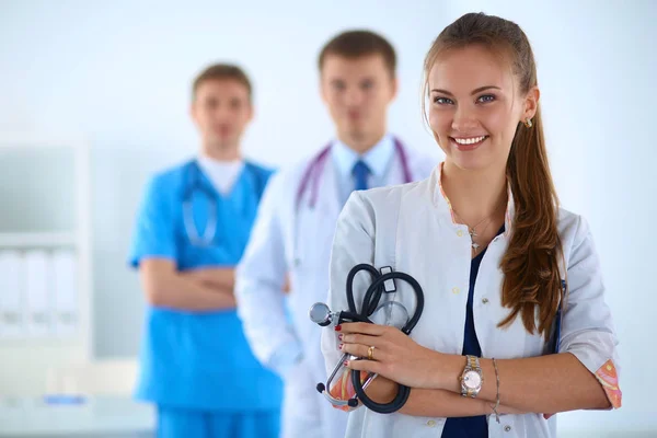 Attraktiv kvinnlig läkare framför medicinsk grupp — Stockfoto