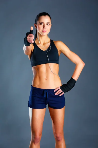Porträt einer glücklichen Fitness-Frau mit Ok-Zeichen — Stockfoto