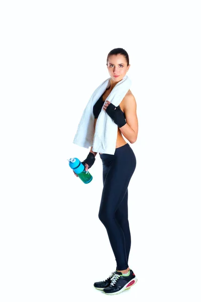 Молодая красивая спортивная женщина стоит с полотенцем изолированы на белом фоне — стоковое фото