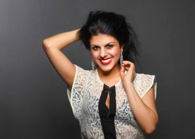 Siyah arka plan üzerinde duran güzel kadın