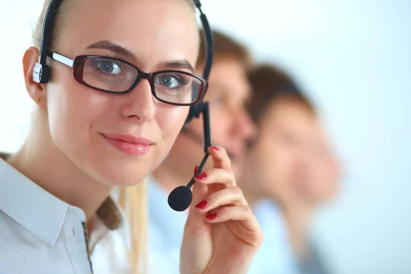 Jovens empresários e colegas atraentes e positivos em um escritório de call center — Fotografia de Stock