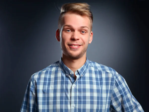 Portret van een knappe jongeman op zwarte achtergrond — Stockfoto