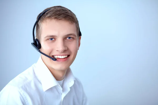 Operador de suporte ao cliente com fone de ouvido em fundo branco — Fotografia de Stock