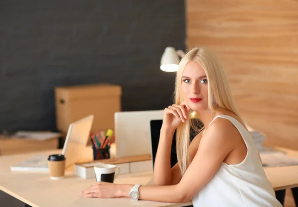 Diseñadores de moda trabajando en el estudio sentados en el escritorio — Foto de Stock