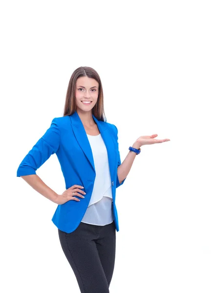 Portrett av en ung forretningskvinne som peker isolert på hvit bakgrunn – stockfoto