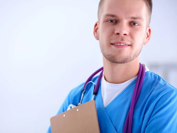 Läkare med stetoskop stående, korsade armar, isolerad på vit bakgrund — Stockfoto