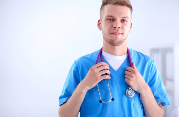 Arts met stethoscoop staande, gekruiste armen, geïsoleerd op witte achtergrond — Stockfoto