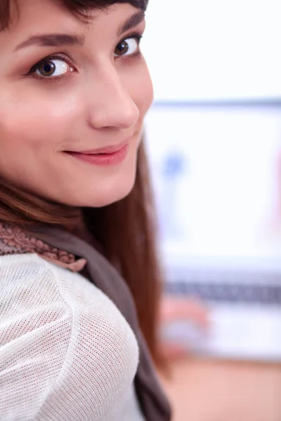 Portret van een aantrekkelijke vrouwelijke modeontwerper aan het bureau — Stockfoto
