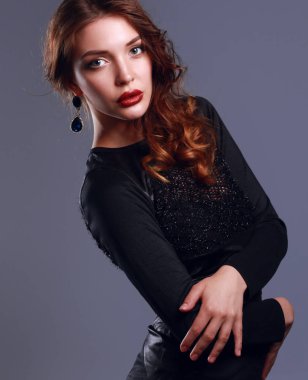 Siyah elbiseli, akşam makyajlı güzel bir kadın.