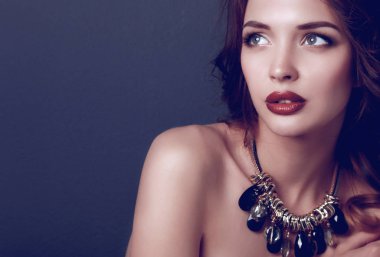 Siyah elbiseli, akşam makyajlı güzel bir kadın.