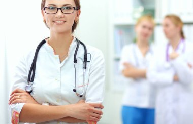 Kadın doktor hastanede duruyor.