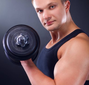 yakışıklı kaslı adam dumbell ile çalışma dışarı