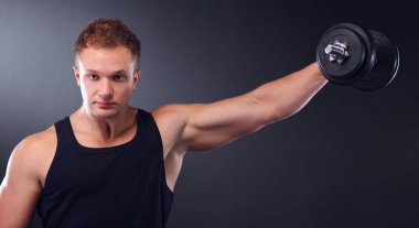 yakışıklı kaslı adam dumbell ile çalışma dışarı