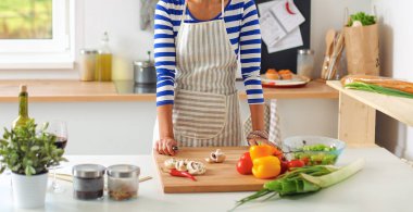 Mutfakta Sebze Kesen Genç Kadın