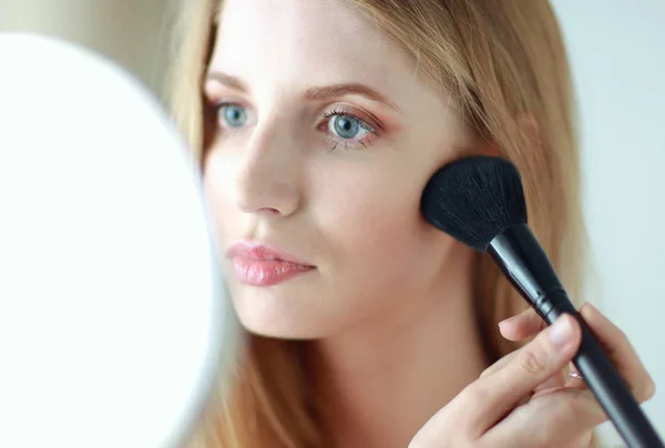 Pretty woman applying make up with brush — Stock Photo, Image