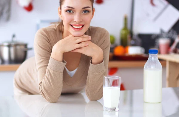 Mujer atractiva sonriente desayunando en el interior de la cocina —  Fotos de Stock
