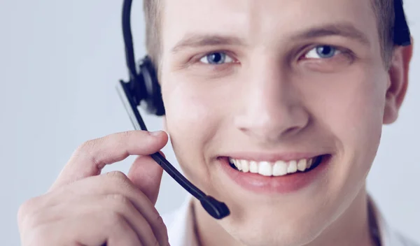 Operador de atención al cliente con auriculares sobre fondo blanco — Foto de Stock