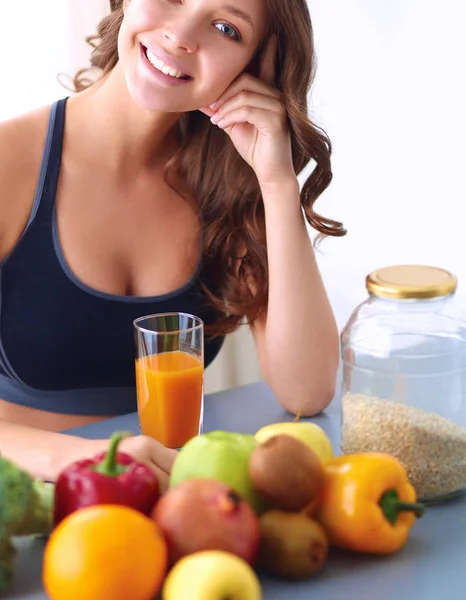 Retrato de uma mulher bonita segurando vidro com suco saboroso — Fotografia de Stock