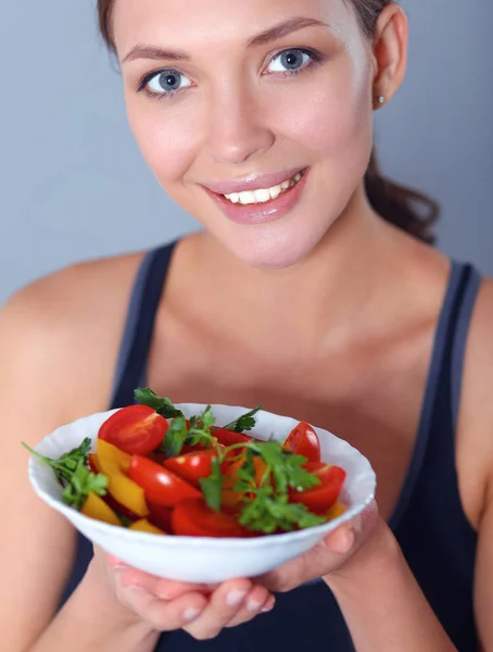 Porträtt av leende ung kvinna med vegetarisk grönsakssallad — Stockfoto