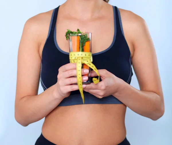 Retrato de una bonita mujer sosteniendo un vaso con sabroso jugo —  Fotos de Stock